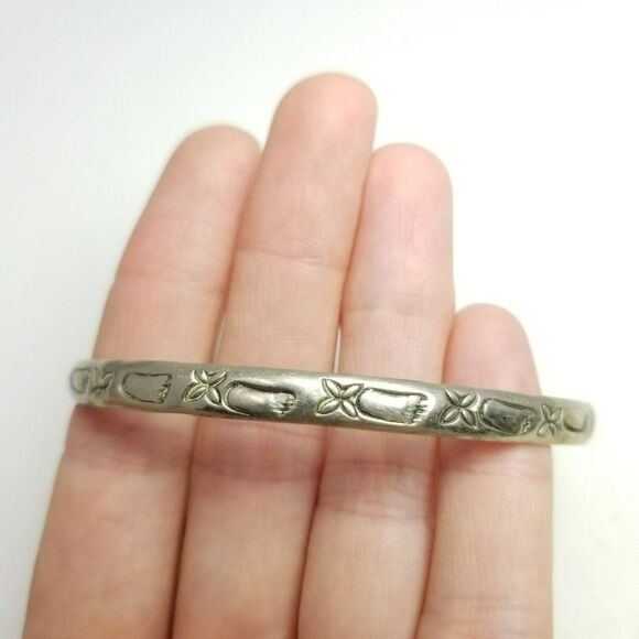 Vintage Silver Tone Hammered Floral Design Bangle Bracelet, Skinny Stacking - Picture 2 of 8